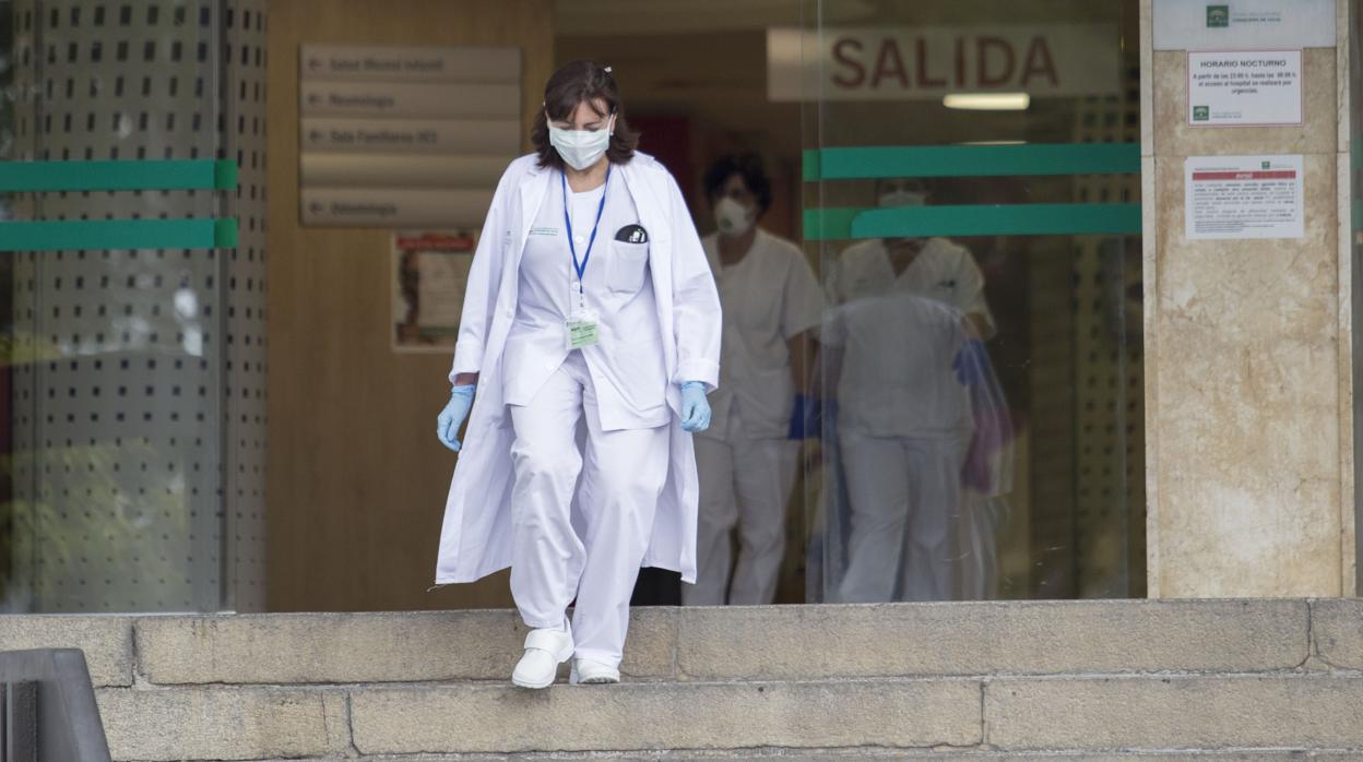 Una profesional sanitaria saliendo del hospital Virgen Macarena