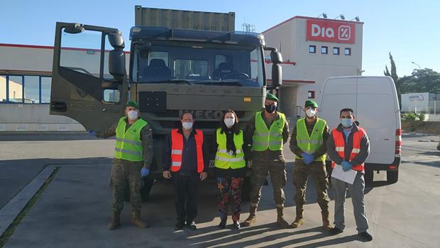 DIA dona diez palés de productos al Banco de Alimentos con la ayuda del Ejército de Tierra