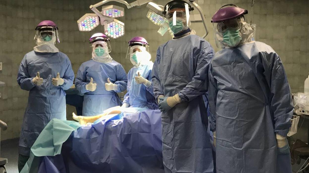 Imagen del equipo médico del Hospital Virgen Macarena que operó con éxito a la paciente