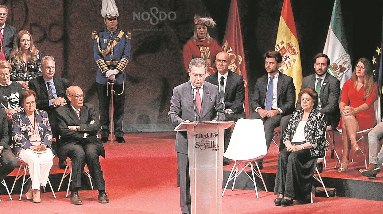 El alcalde, Juan Espadas, durante su discurso en el acto de entrega de las medallas de Sevilla