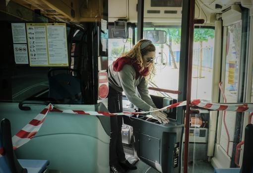 Una conductora de Tussam utiliza el gel tras el servicio