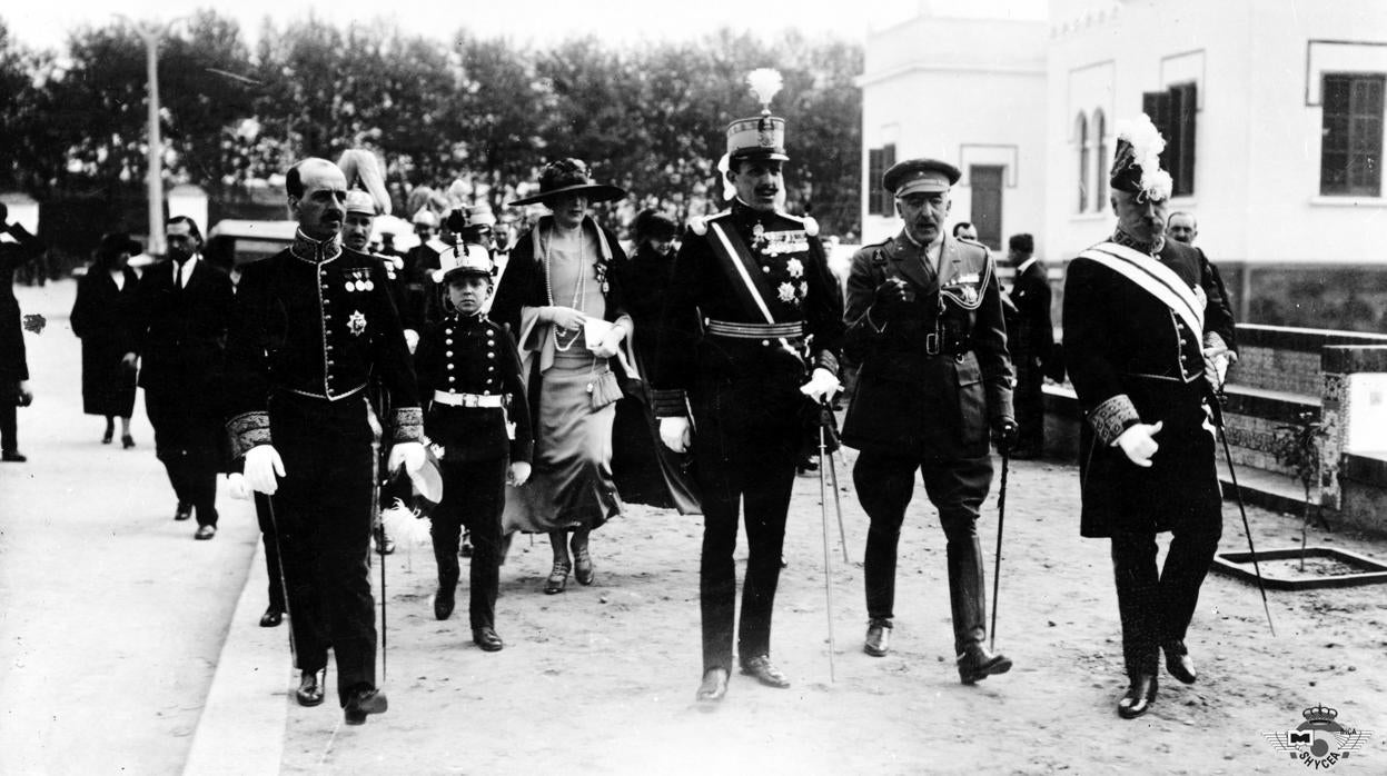 Los Reyes Alfonso XIII y Victoria Eugenia, en la inauguración de la Base Aérea de Tablada