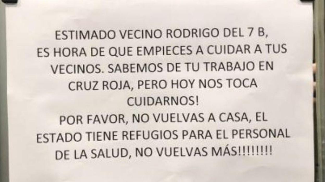 Uno de los carteles colocados en las puertas de profesionales sanitarios o voluntarios