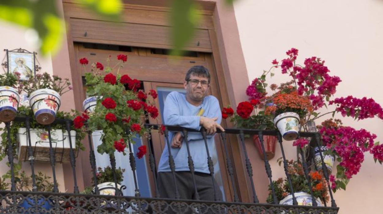 Un hombre asomado a un balcón el domingo por la mañana en Sevilla