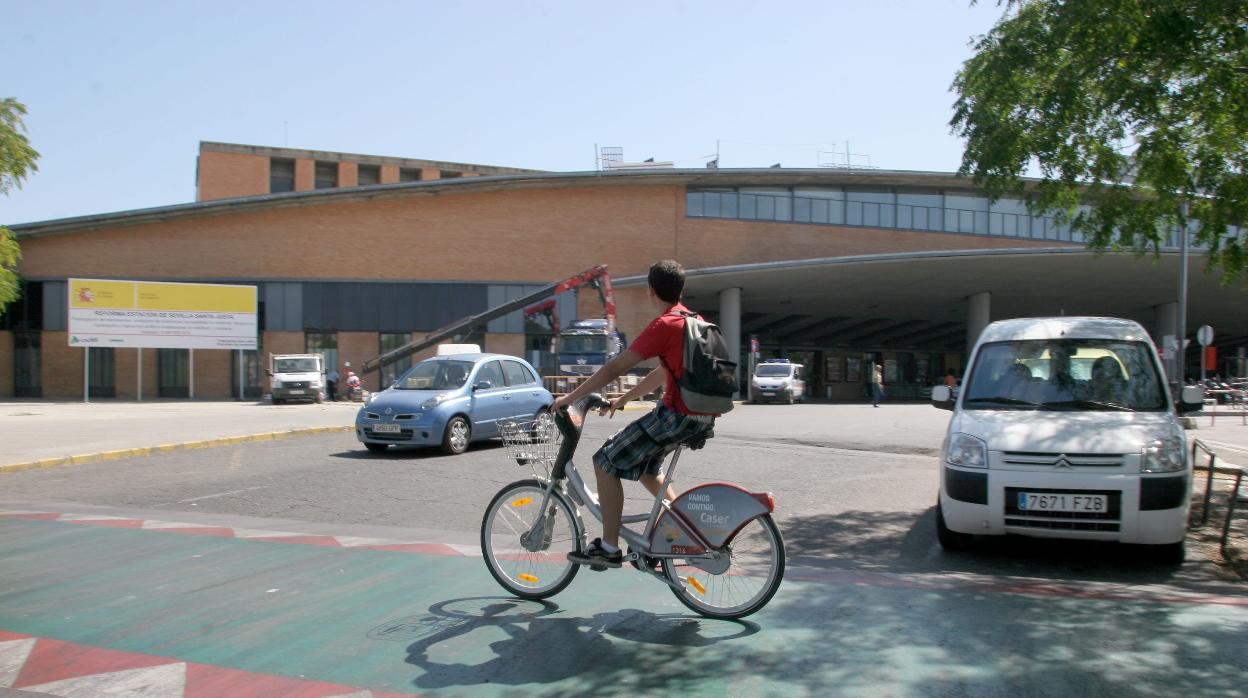 Un usuario del servicio de Sevici ante la estación de Santa Justa