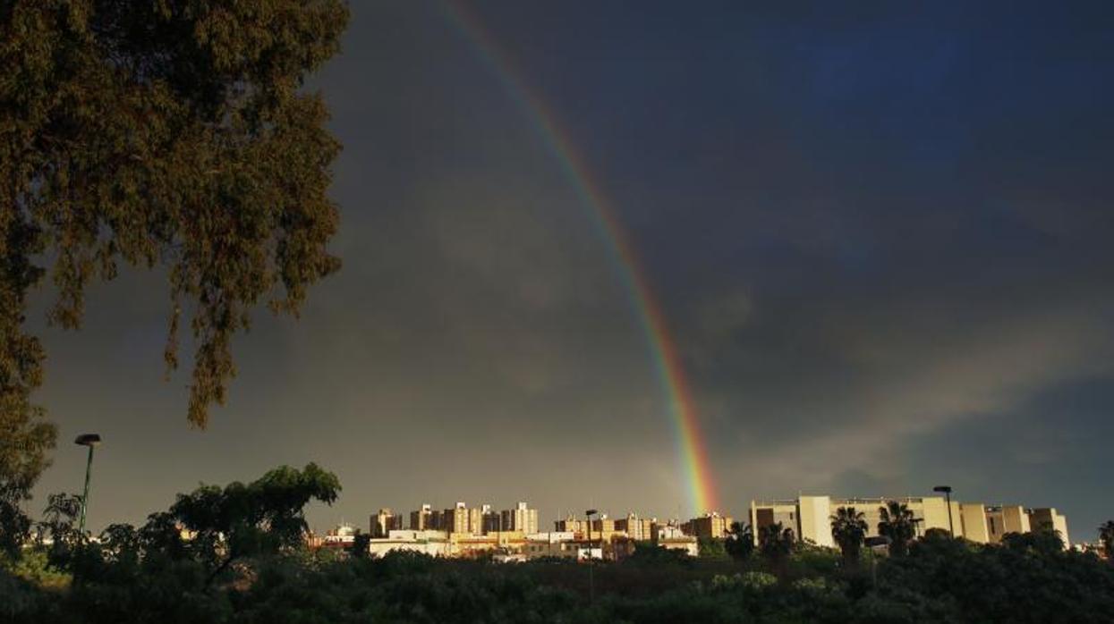 El arcoíris del lunes por la tarde sobre el caserío de Sevilla