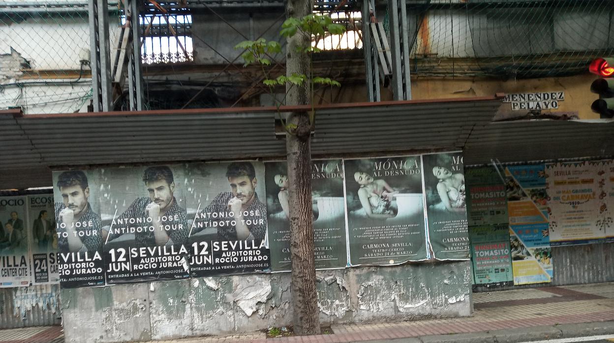 Carteles avejentados en la calle Menéndez Pelayo, en la manzana de la Florida