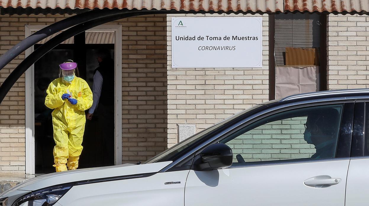 Un sanitario se dispone a realizar un test móvil de coronavirus en el hospital Militar de Sevilla