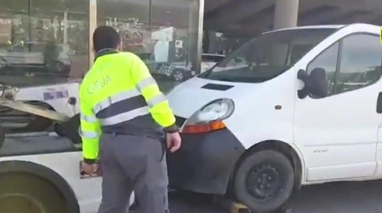 La grúa retira la furgoneta interceptada en la estación de Santa Justa