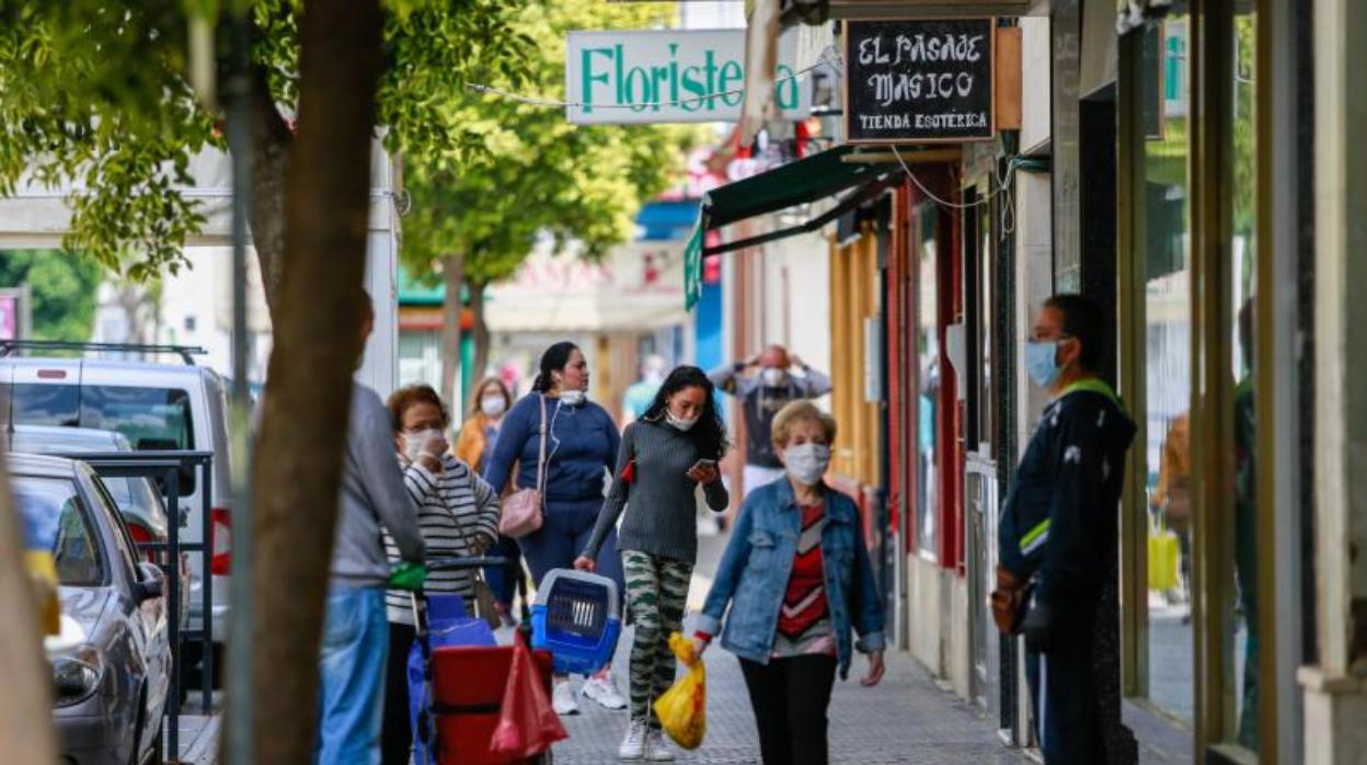 Trasiego de viandantes en una calle de Camas este miércoles