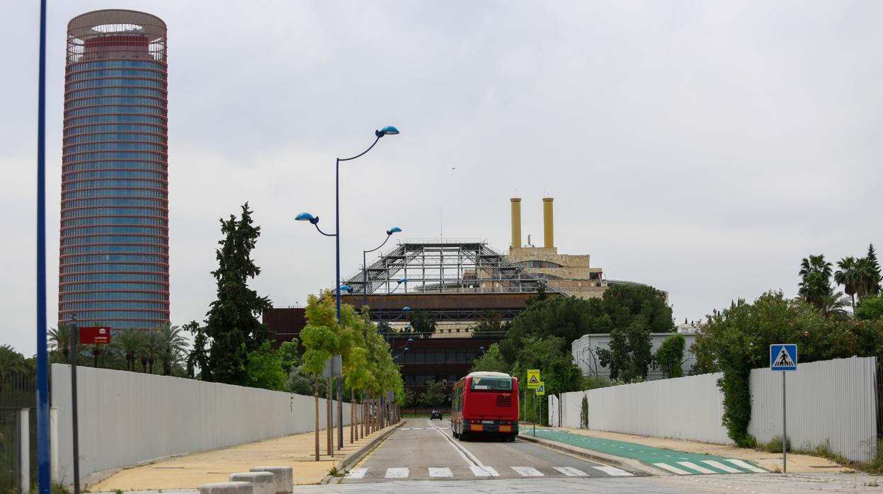 Calle Américo Vespucio, en la Cartuja, con apenas tráfico