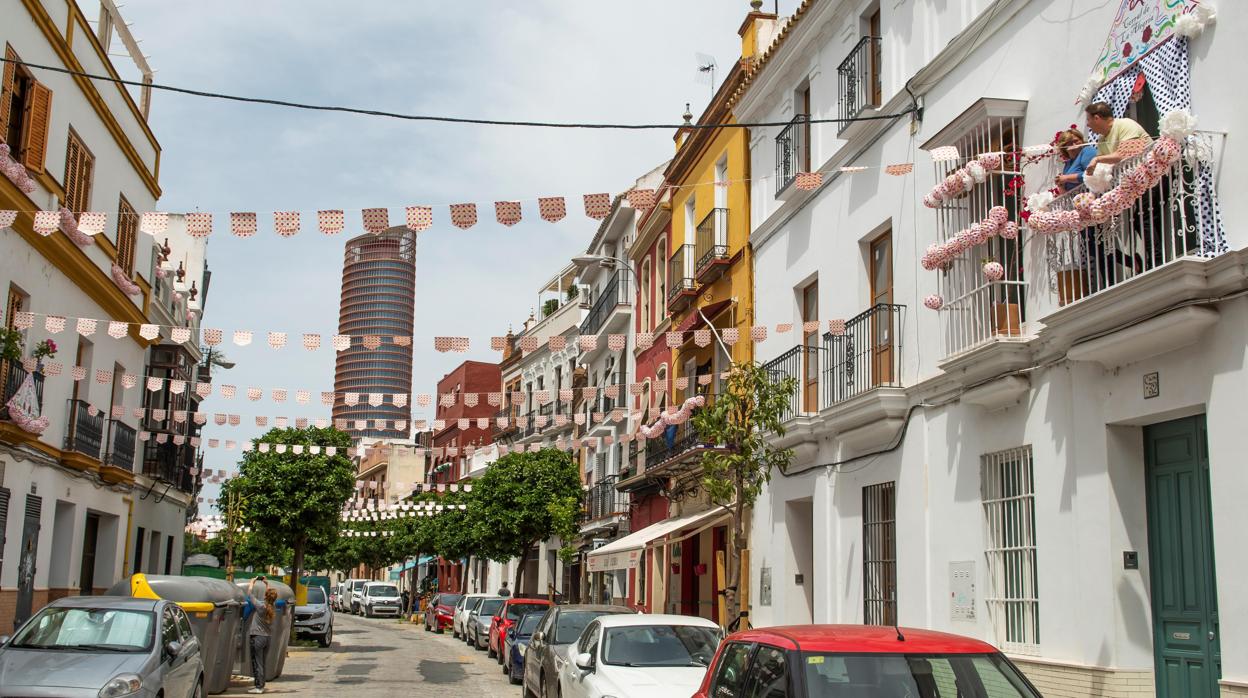 La trianera calle Castilla, adornada en recuerdo de la Feria