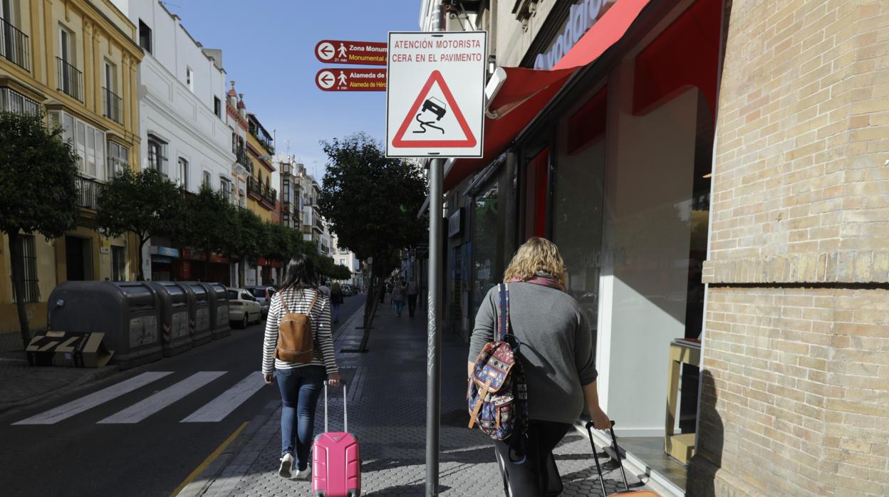 Varios turistas por la calle Feria