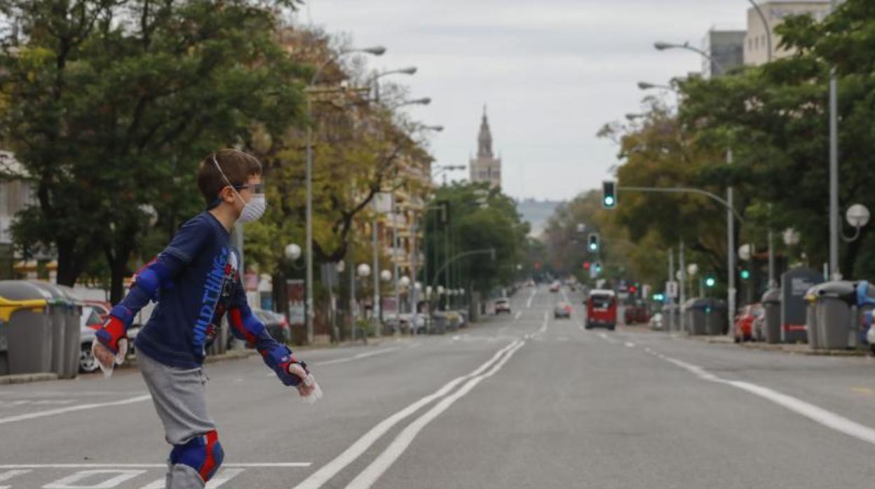 Un chiquillo patinando por Eudardo Dato con la Giralda al fondo