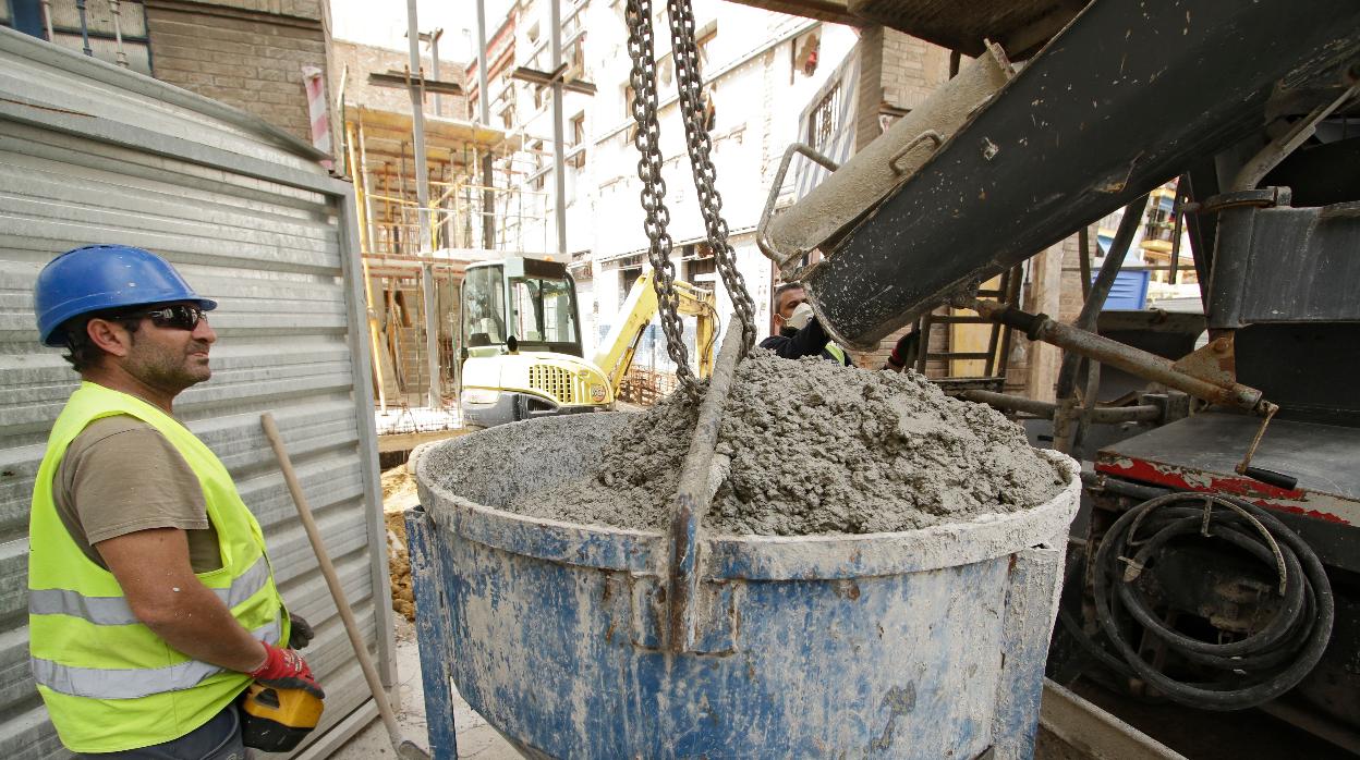 Una de las obras que se reactivó hace dos semanas en Sevilla