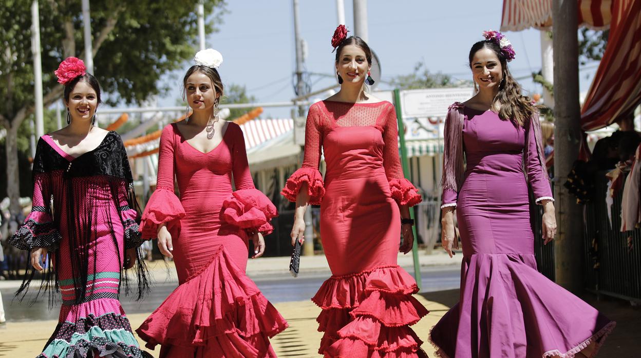 Dos flamencas en la Feria de Sevilla 2019