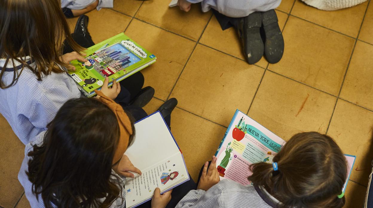 Unos niños en el colegio