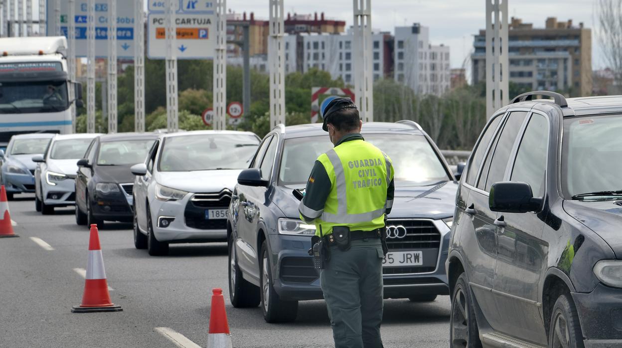 Control de tráfico en el entorno del Alamillo, este jueves 30 de abril, previo al puente de mayo