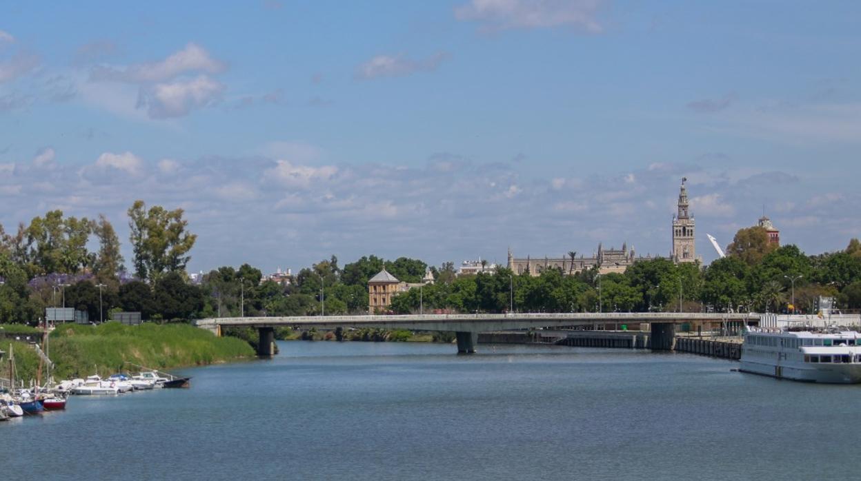 El Guadalquivir y el puente de Los Remedios, con la Giralda al fondo