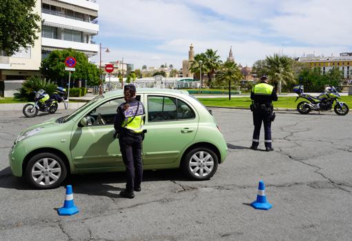 Control de vehículos en la Plaza de Cuba de Sevilla