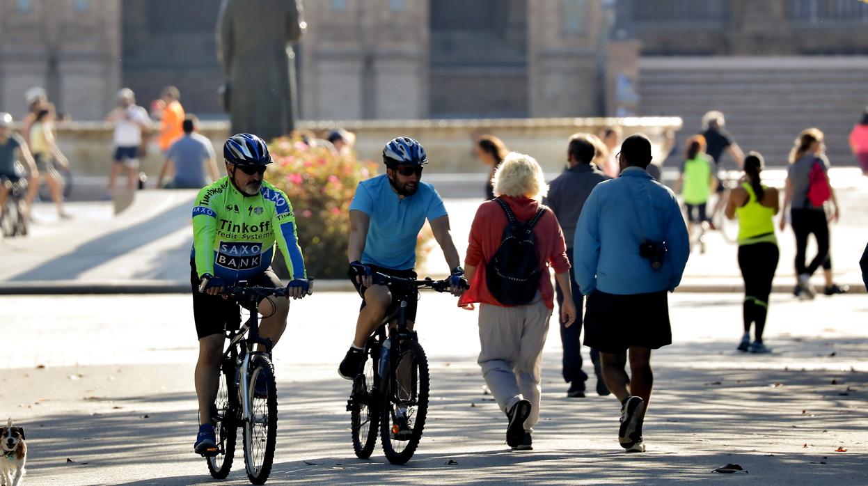 Deportistas y viandantes en el parque de María Luisa