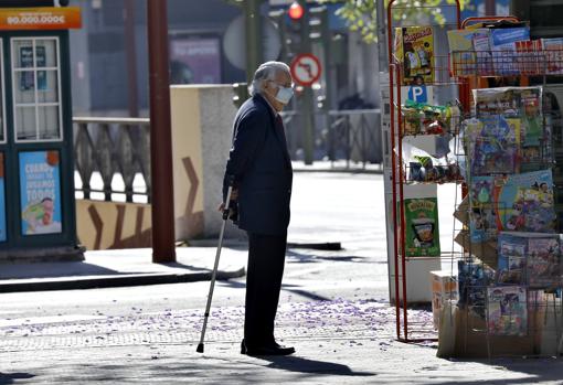 Una persona mayor durante su salida este sábado