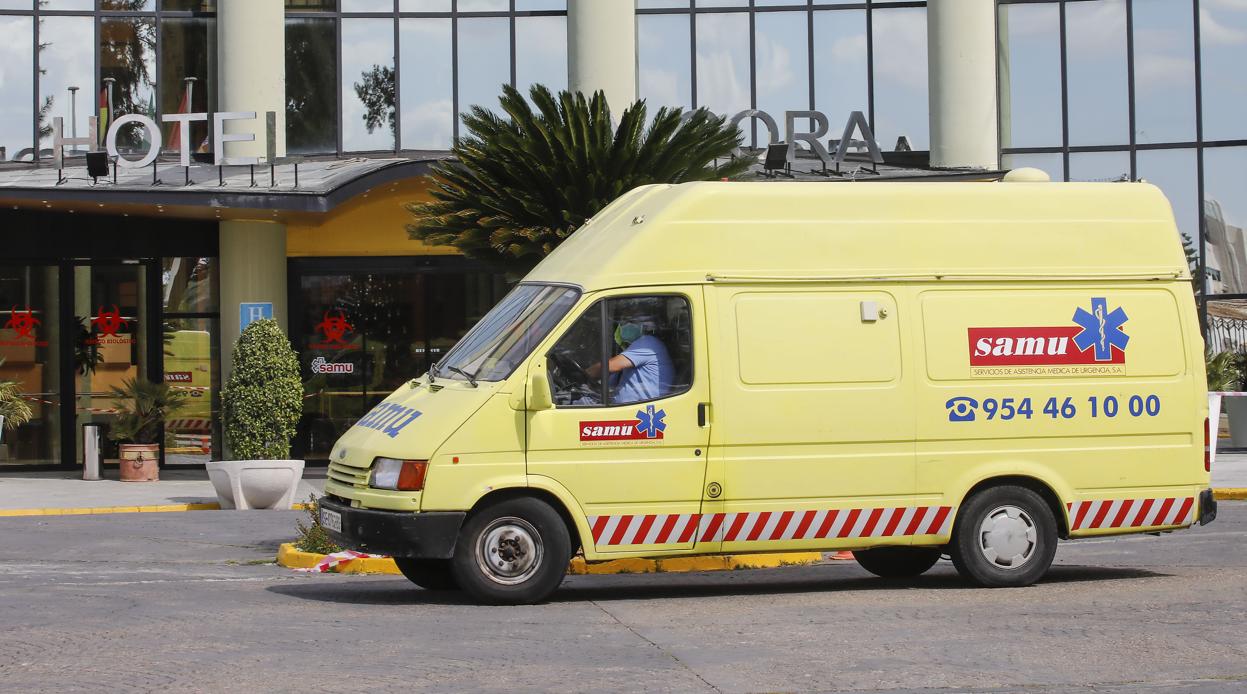 Una ambulancia en la puerta del Hotel Alcora