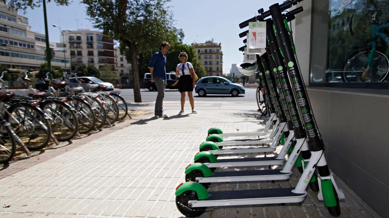 Varios patinetes de alquiler estacionados en Sevilla