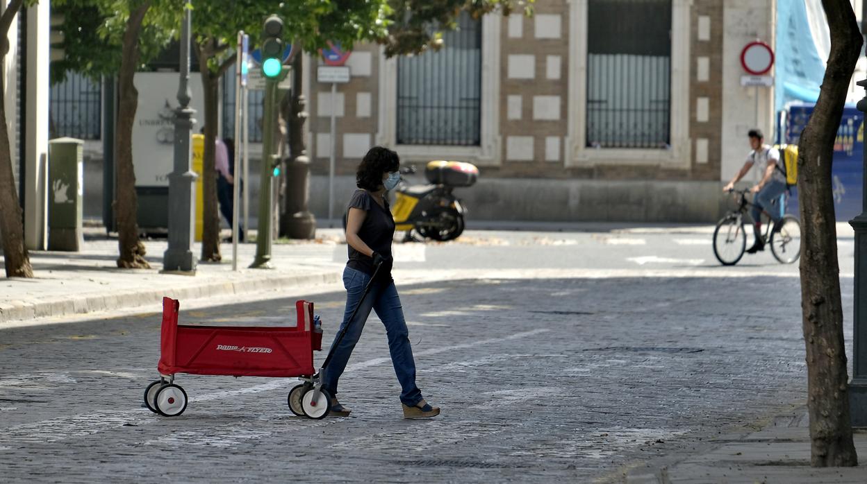 Una mujer con mascarillas por el centro