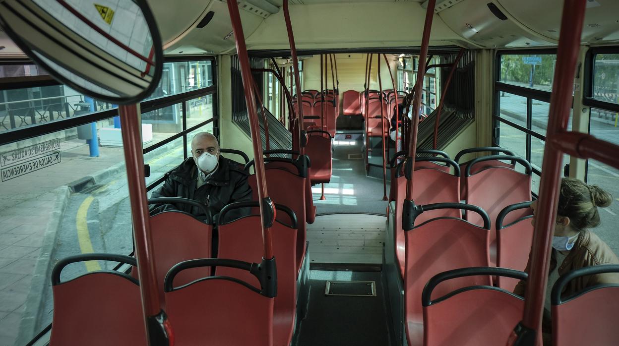 Interior de un autobús de Tussam hace varios días