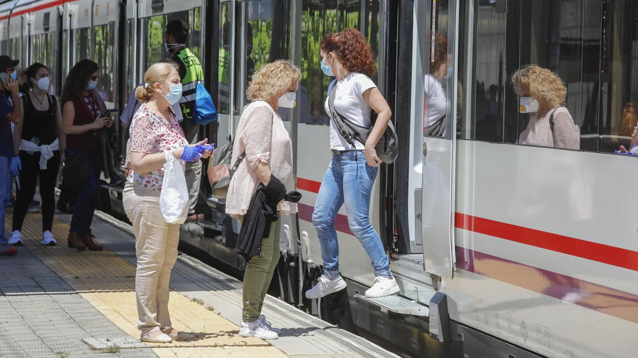 Usuarios en la estación del Virgen del Rocío, hace varios días