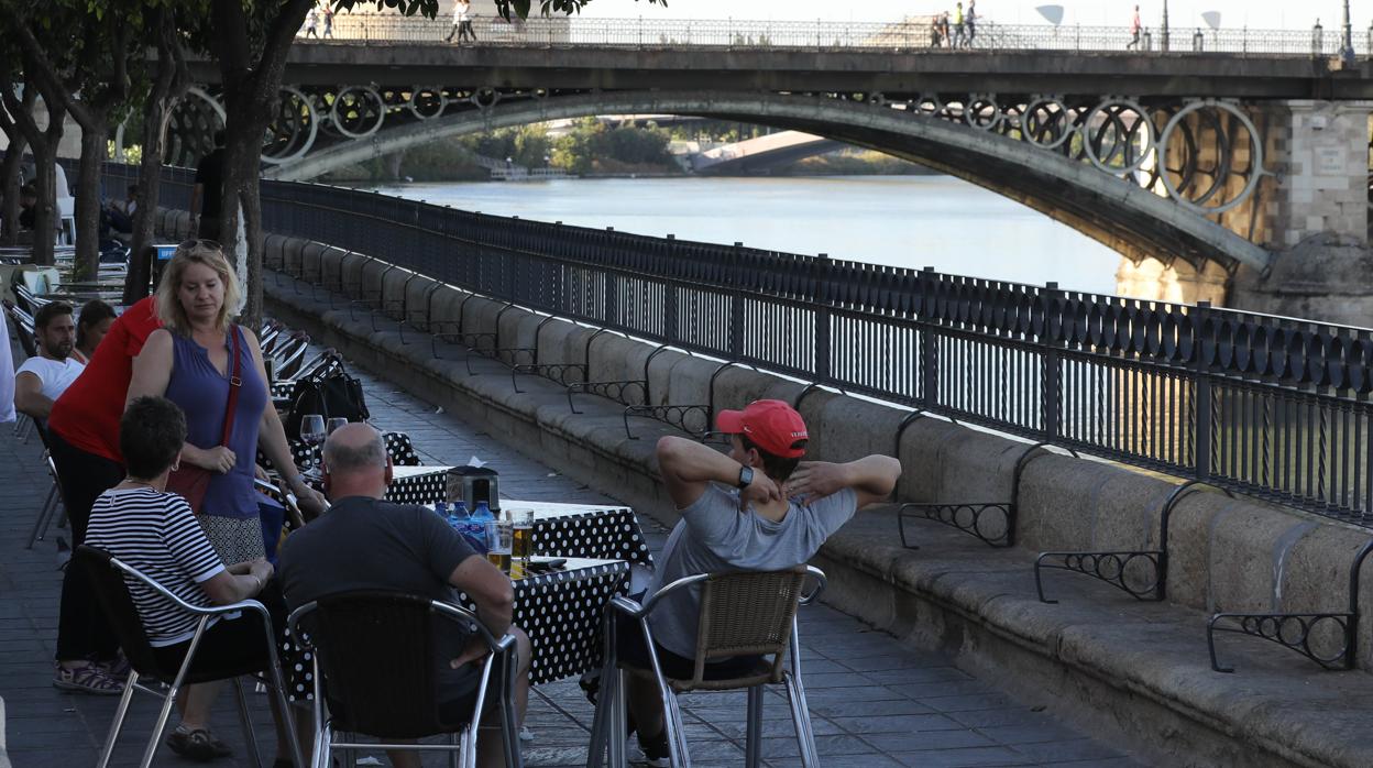 Veladores en la calle Betis de Sevilla