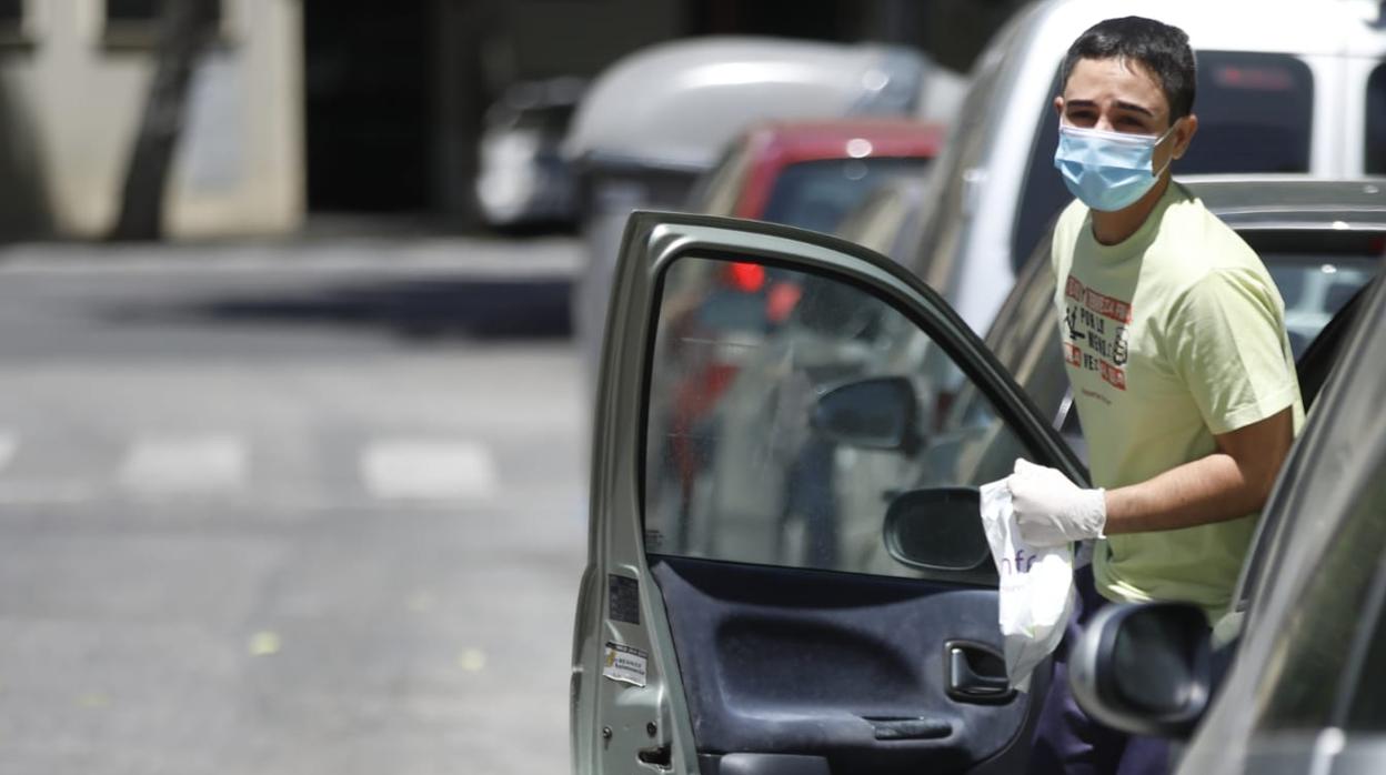 Un conductor abandona su vehículo aparcado en una calle de Sevilla