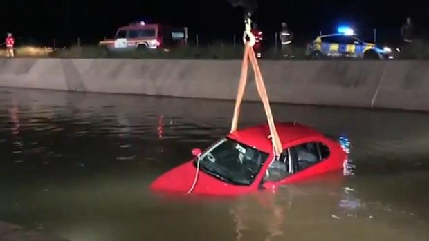 Recuperan un coche robado en Amate que habían tirado a un canal de riego del Guadalquivir