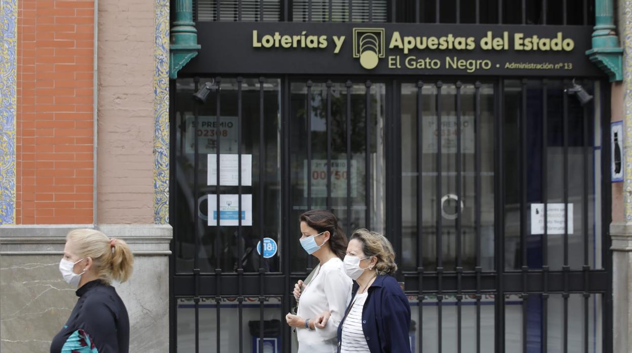 Administración de lotería El Gato Negro, en pleno centro de Sevilla, este lunes