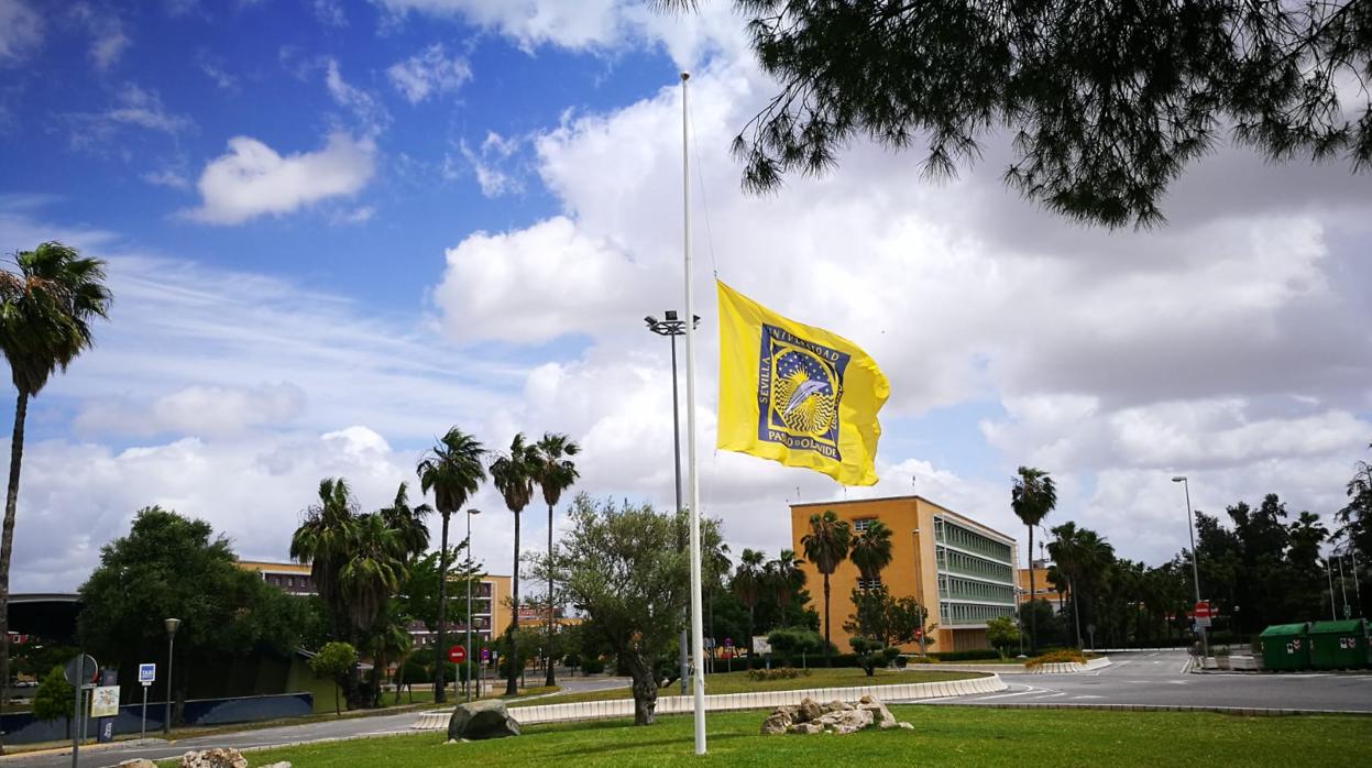 Luto oficial en el campus de la UPO desde ayer con banderas a media asta