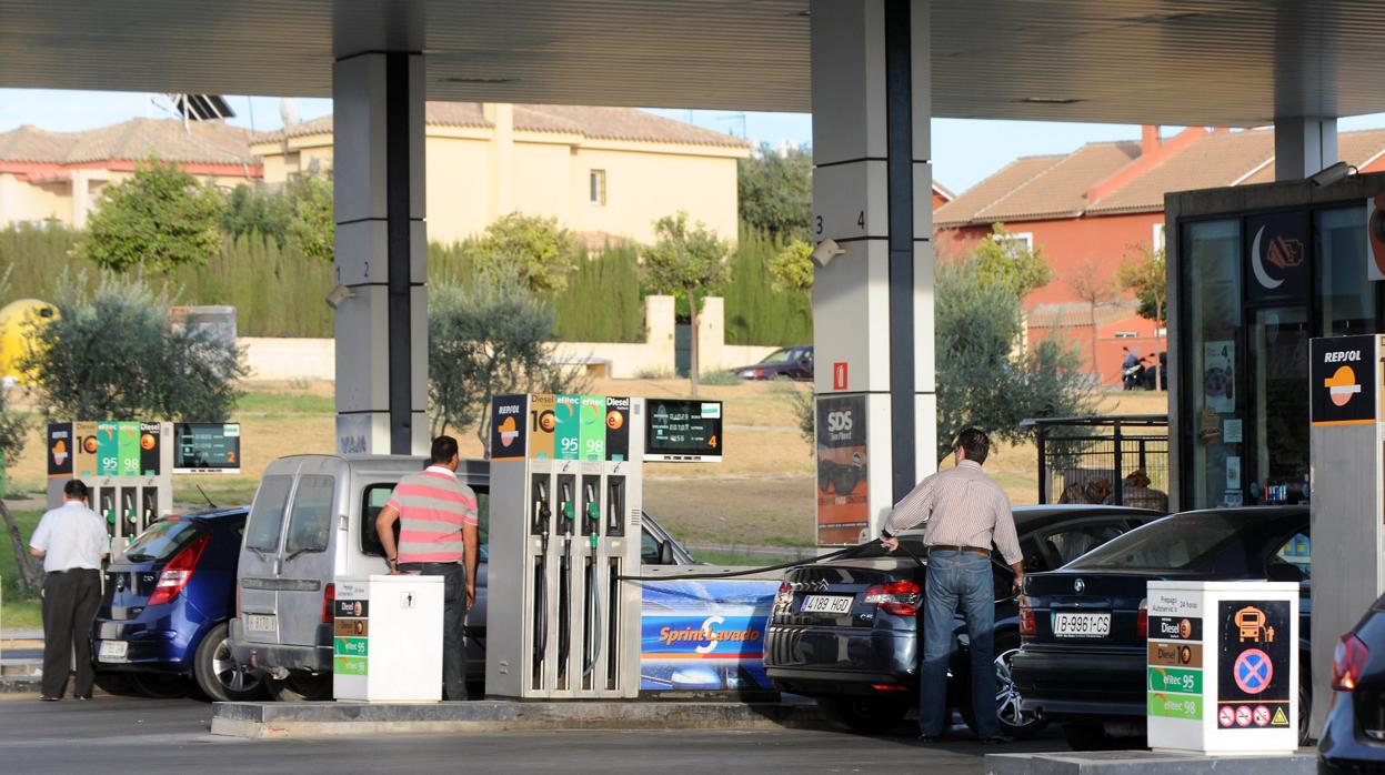 Clientes en pleno repostaje en una gasolinera de Sevilla