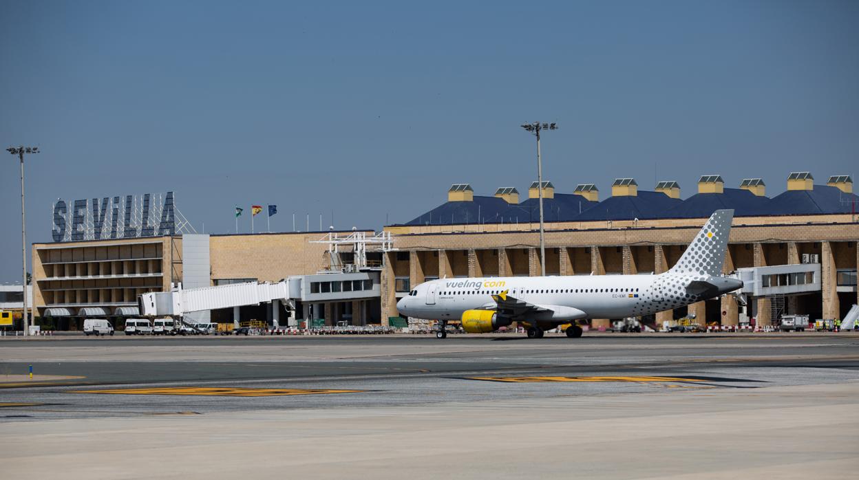 Un avión aterriza en el aeropuerto San Pablo de Sevilla