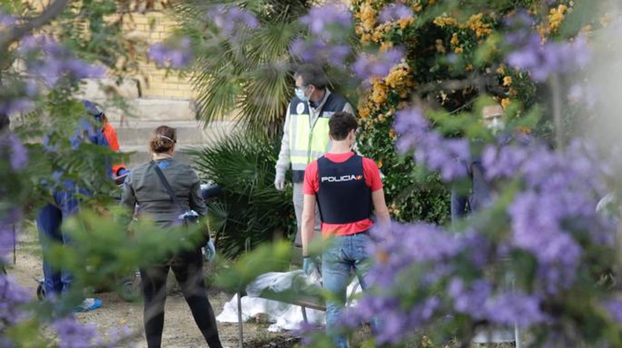 La Policía junto al cuerpo del hombre fallecido, que ha aparecido en los bajos del puente de Triana