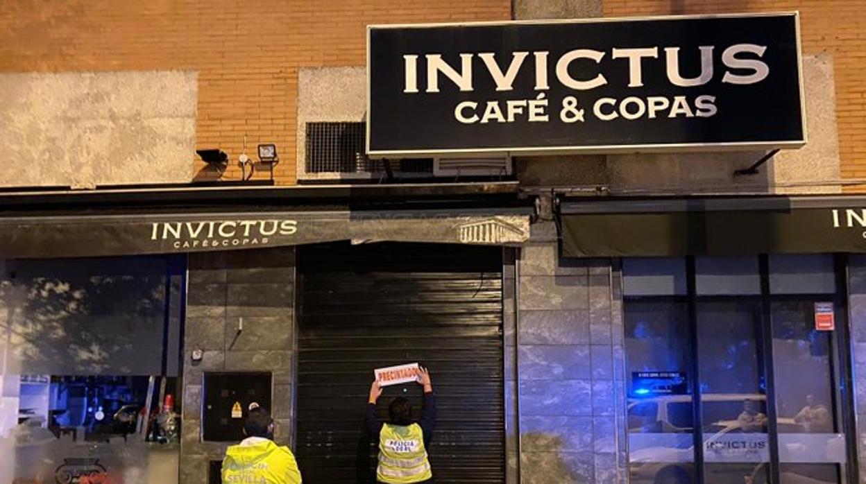 La Policía Local, ayer precintando un bar que estaba sirviendo copas dentro del local