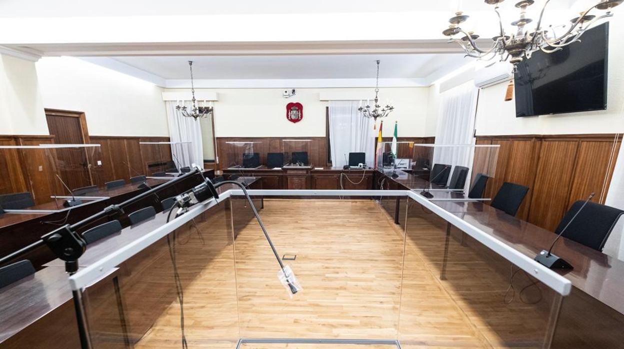 La sala de vistas de los ERE ha acogido el primer juicio con mamparas en la Audiencia de Sevilla