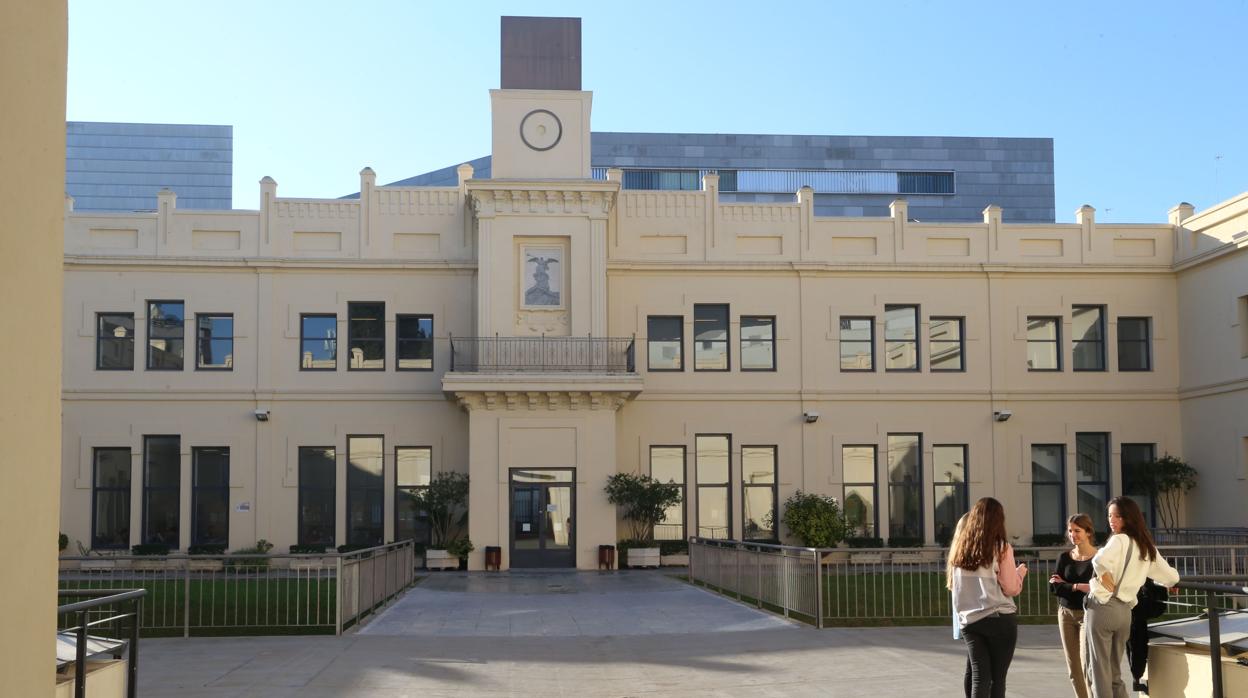 Fachada de la Facultad de Derecho