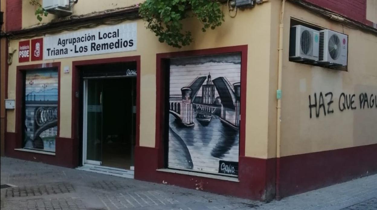 Las pintadas en la sede socialista han aparecido este martes