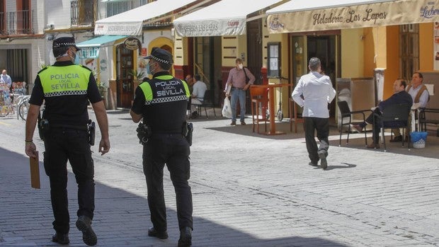 La Policía de Sevilla cambia sus horarios para inspeccionar más bares