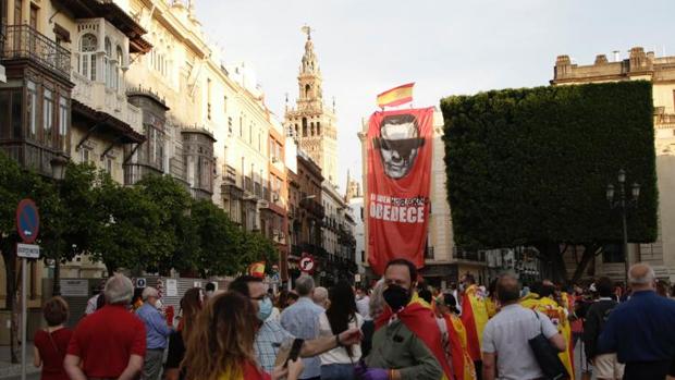 Despliegan una pancarta gigante contra el Gobierno de Pedro Sánchez en Sevilla