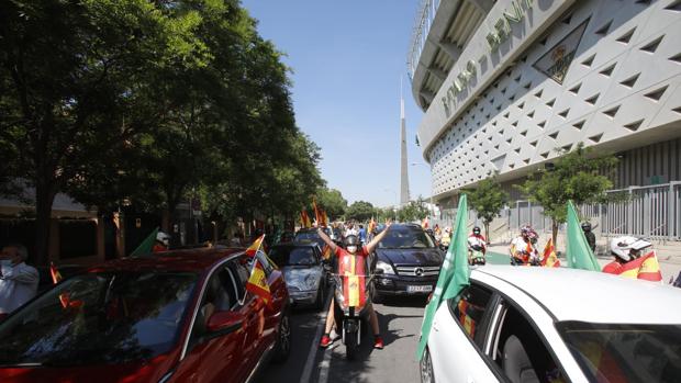 La caravana de protesta contra el Gobierno de Sánchez desborda las calles de Sevilla