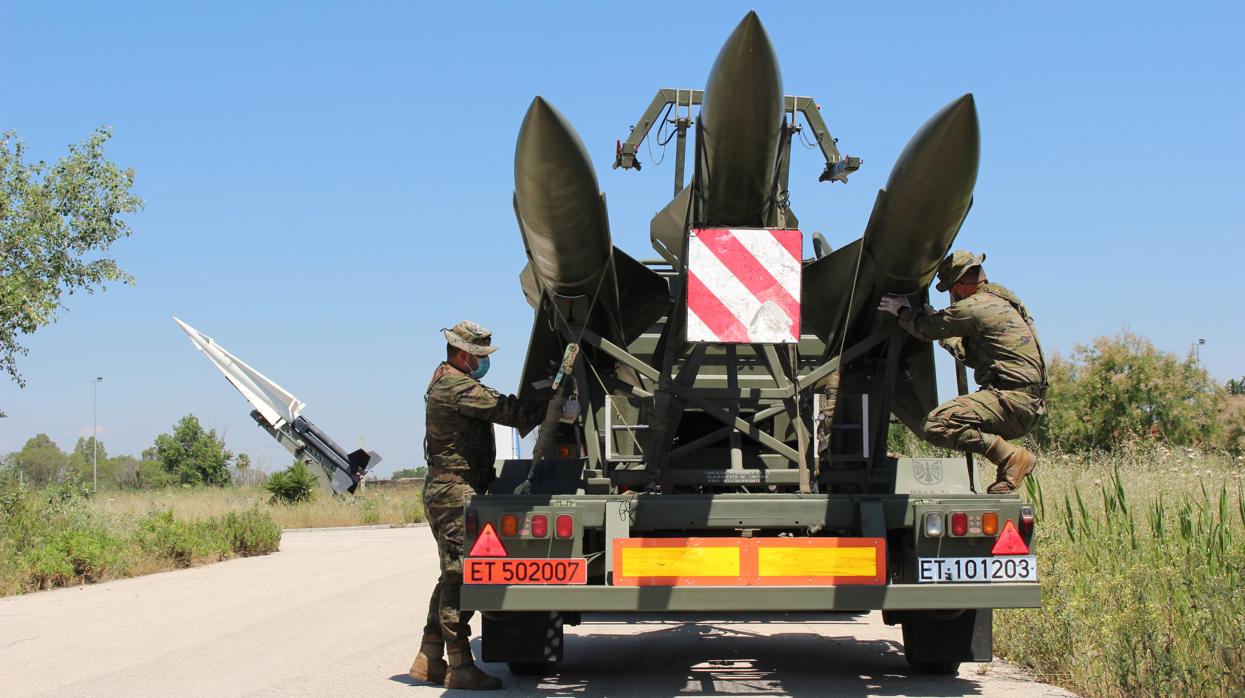 La vuelta a los ejercicios en el RAAA74 , en la base sevillana de El Copero