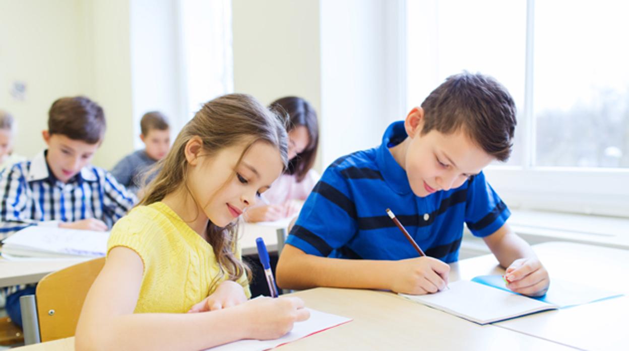 Niños de primaria haciendo un examen