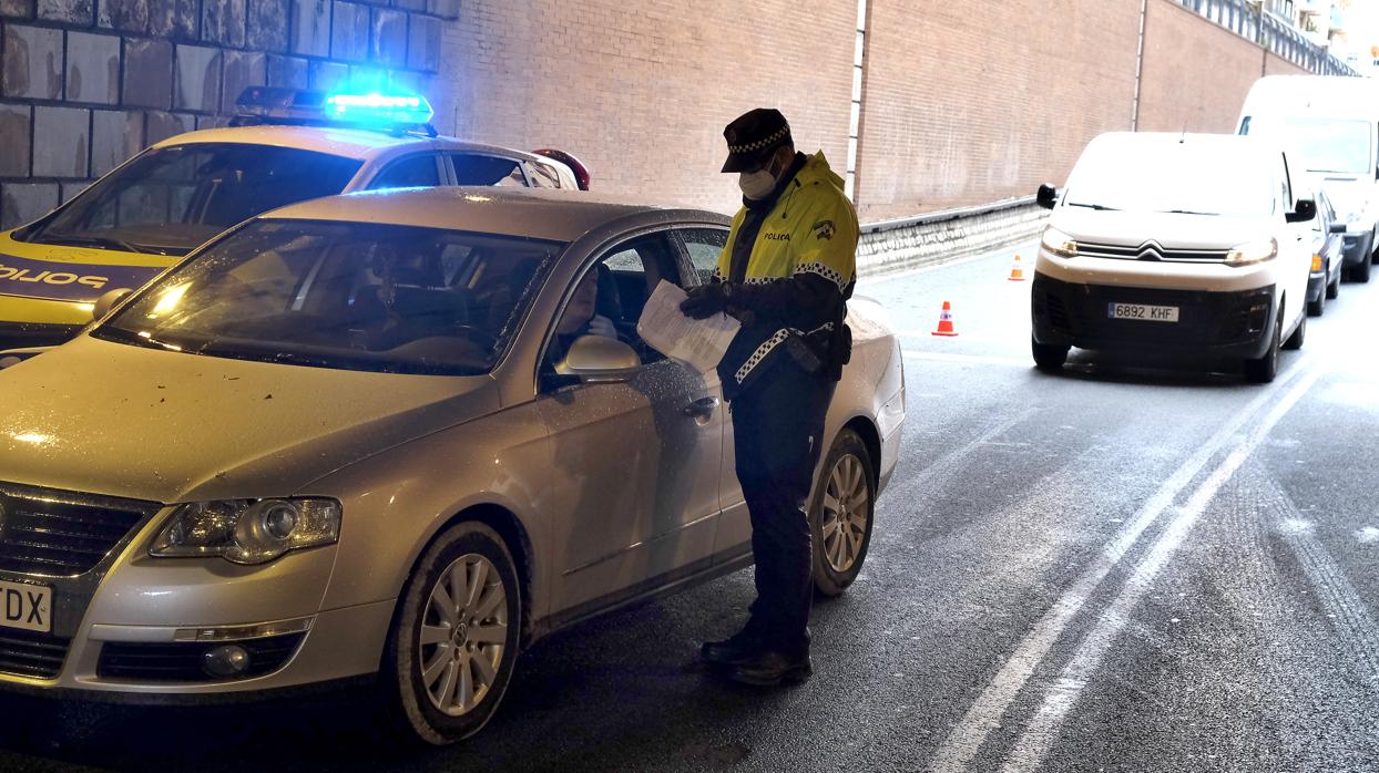 Un control de policía en la calle Arjona para verificar las causas de la movilidad de cada conductor