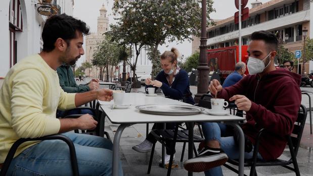 Sube de 20 a 21 el número de hospitalizados por Covid-19 en Sevilla, con un nuevo fallecido y cuatro positivos